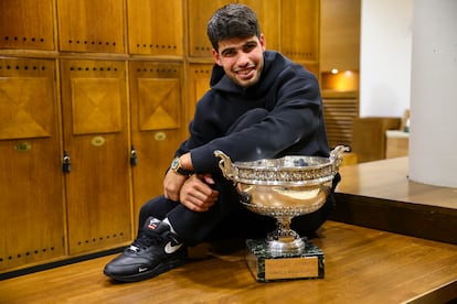 Alcaraz posa con el trofeo en el vestuario de Roland Garros.
