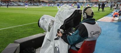 Un c&aacute;mara de televisi&oacute;n en el Coliseum Alfonso P&eacute;rez en Getafe (Madrid).