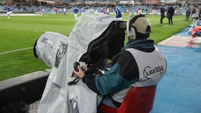 Un c&aacute;mara de televisi&oacute;n en el Coliseum Alfonso P&eacute;rez en Getafe (Madrid).