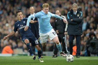 El centrocampista del Real Madrid, Lucas Vázquez (i), comete falta al centrocampista belga del Manchester City, Kevin De Bruyne (d).