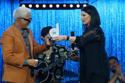 Alejandro Sanz recibe de la cantante Laura Pausini el premio Cadena Dial.
