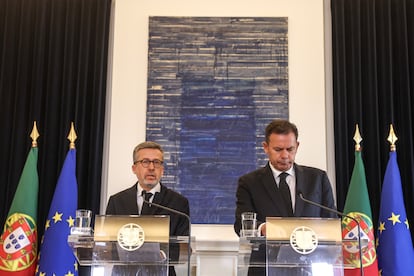 El alcalde de Lisboa, Carlos Moedas, a la izquierda, y el primer ministro Luís Montenegro, durante su comparecencia en Lisboa este jueves.