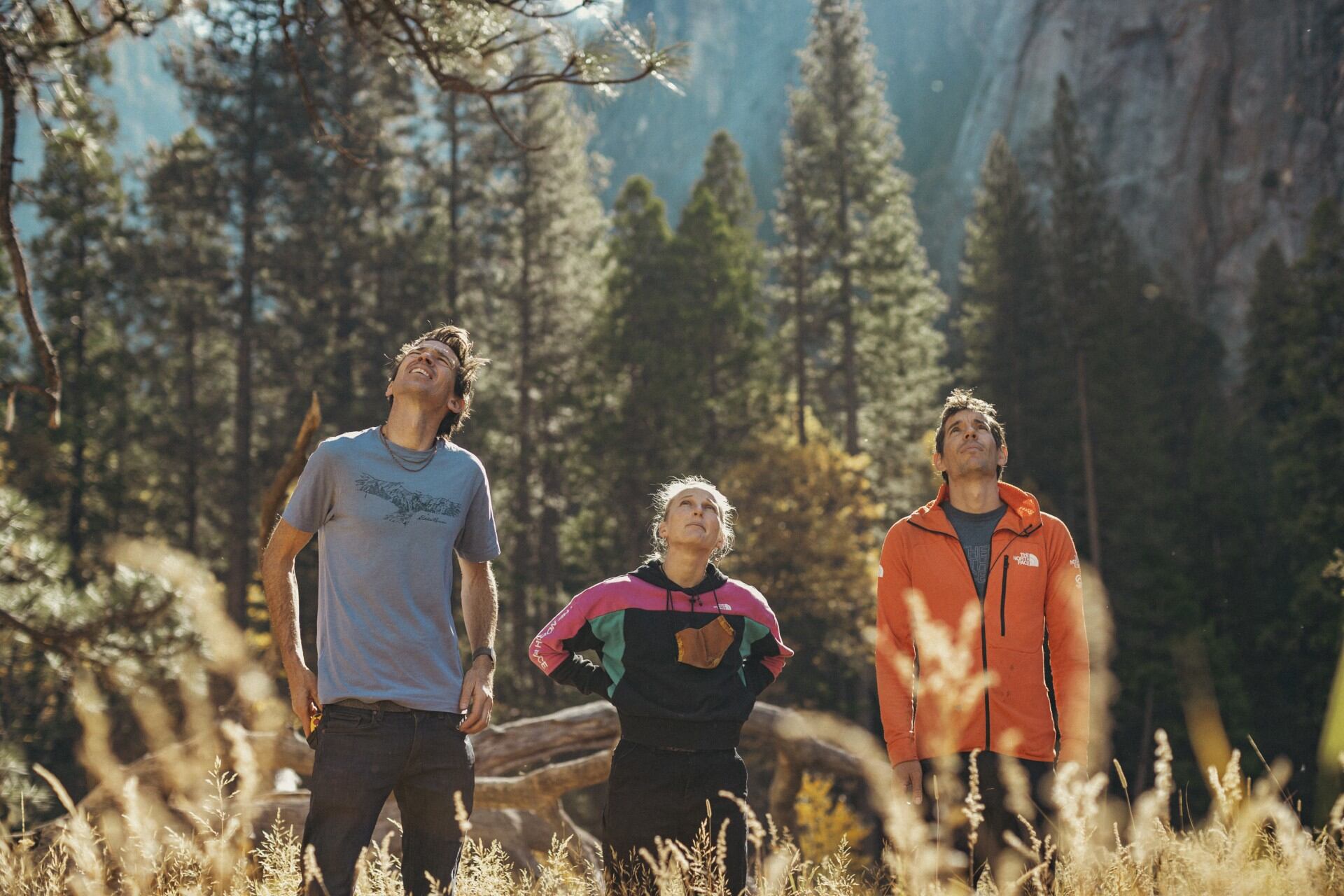 De izquierda a derecha, Adrian Ballinger, Emily Harrington y Alex Honnold observan la pared del Capitán.