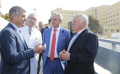 Diego Vargas, junto al consejero andaluz de Salud, Jesús Aguirre (derecha) en Almería.