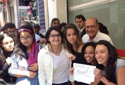 Estudantes fazem 'pegadinha' em foto com o governador.