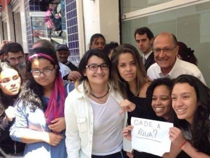 Estudantes fazem 'pegadinha' em foto com o governador.