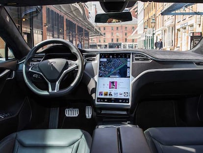 Un modelo de conducción autónoma de Tesla.
