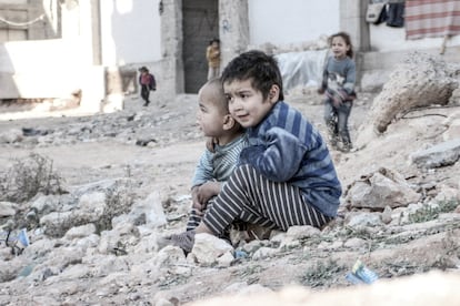 El 25 de diciembre de 2015, en Alepo, Esraa, de cuatro años, y su hermano Waleed, de tres, se sientan en el suelo cerca de un refugio para desplazados internos. En aquel momento, se estimaba que 3,7 millones de niños sirios (uno de cada tres) habían nacido desde que comenzó el conflicto. Todo lo que habían conocido era la guerra. "En Siria, la violencia se ha convertido en un lugar común, llegando a hogares, escuelas, hospitales, clínicas, parques, patios de recreo y lugares de culto", dijo Peter Salama, el entonces director r regional de Unicef para Oriente Medio y África del Norte. "Casi siete millones de niños viven en la pobreza, lo que hace que su infancia sea una infancia de pérdidas y privaciones", agregó.