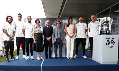 Marcelo, Varane, Ramos, Díaz Ayuso, Florentino, Martínez-Almeida, Villacís, Benzema y Zidane, el viernes en la ofrenda del título en la ciudad deportiva de Valdebebas. 