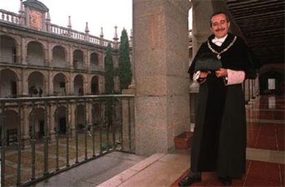 El rector en Alcalá. Su toga perteneció a Francisco Giner de los Ríos y a su sobrino, Fernando de los Ríos, sobre el que Zapatero hizo la tesis.
