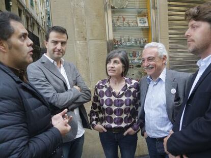 Gorka Maneiro, segundo por la izquierda, junto a candidatos de UPyD este sábado en San Sebastián.