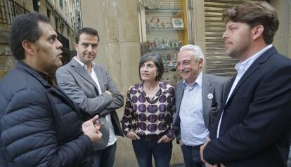 Gorka Maneiro, segundo por la izquierda, junto a candidatos de UPyD este sábado en San Sebastián.