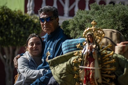 Entre las diversas peregrinaciones que salen de todos los estados, los peregrinos del Barrio de Santo Domingo, ubicado en el corazón de Puebla, recorren anualmente más de 130  kilómetros para llegar a la Basílica de Guadalupe. Los vecinos de este barrio han consolidado una familia alrededor de esta manda de fe que trasciende generaciones, pues José Roberto León 'El Meco', el más grande del barrio que ha caminado por El Paso de Cortés  por más de 40 años, acompaña a los más jóvenes que no llevan más de un año. Uno de los parajes más conocidos de las peregrinaciones es el Paso de Cortés, la brecha que existe entre los volcanes Popocatépetl e Iztaccíhuatl, más de 30 kilómetros de cerro, para cruzar de Puebla al Estado de México.