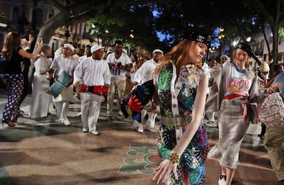 La casa de moda francesa Chanel ha desfilado con su colección crucero 2017 por uno de los principales paseos de La Habana, convirtiéndose así en la primera 'maison' en organizar una pasarela en Cuba. En la imagen, las modelos bailan ritmos caribeños durante el desfile.