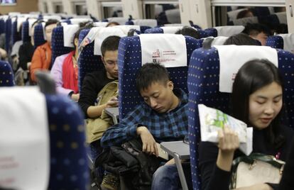 Pasajeros dentro de un tren en Pekín el lunes. El automóvil será el modo de transporte preferido estos días, y será empleado en 2.480 millones de casos. Le seguirá el tren, con 332 millones de pasajeros. En avión ocurrirán 54,55 millones de desplazamientos. En barco, 42,8 millones.