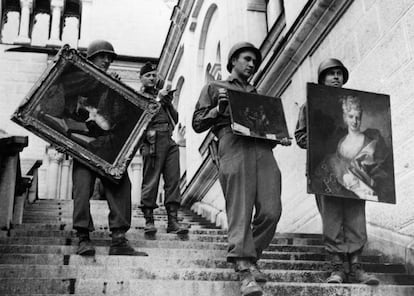 Soldados norteamericanos recuperan cuadros en 1945 del castillo de Neuschwanstein, que albergaba las obras robadas.