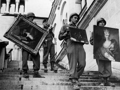 Soldados norteamericanos recuperan cuadros en 1945 del castillo de Neuschwanstein, que albergaba las obras robadas.