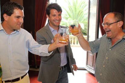 Iñigo Arcauz y Ramón Gómez, del PP, brindan junto al alcalde donostiarra Juan Karlos Izagirre (Bildu).