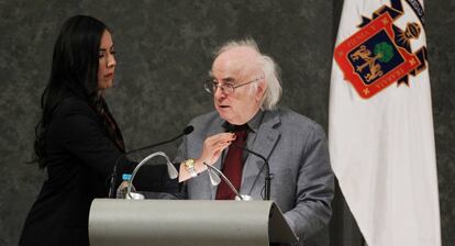 Norman Manea recibe el premio FIL en Guadalajara.