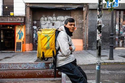 Ronald Roa, repartidor de Glovo en el centro de Madrid, este lunes.