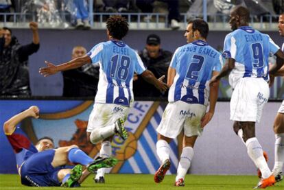 El jugador del Málaga, Eliseu, celebra junto a sus compañeros el tanto ante el Levante.