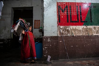 Una mujer vestida con el típico huipil triqui trabaja en el interior del antiguo Casino Alemán, en el centro de la Ciudad de México.