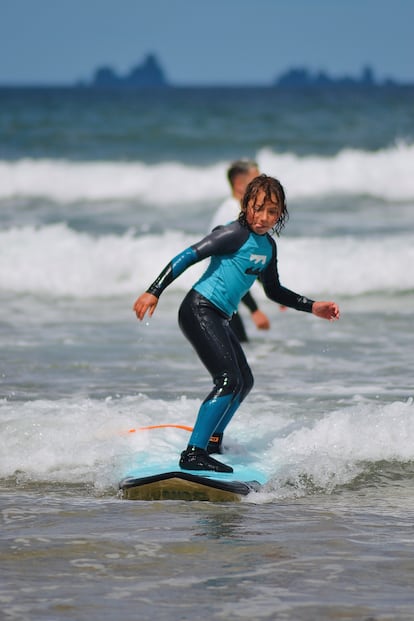 Surf en el arenal de Abrela (Lugo).