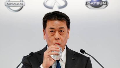 El consejero delegado de Nissan, Makoto Uchida, bebe agua durante una rueda de prensa en Yokohama.