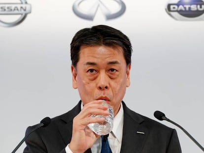 El consejero delegado de Nissan, Makoto Uchida, bebe agua durante una rueda de prensa en Yokohama.