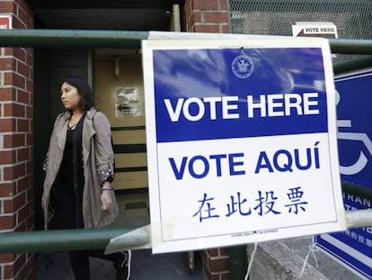 Una dona surt d'un centre de votació aquest dimarts en les eleccions primàries de l'estat de Nova York.