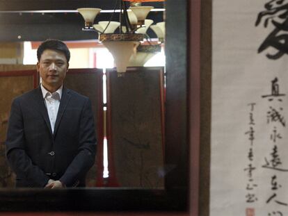 Hon Guan Yu Gao, <i>Juan,</i> en su tienda de muebles en Las Rozas.