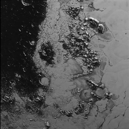 Los nuevos descubrimientos sobre Plutón demuestran múltiples formas de relieve. En el terrero han hallado hielo de nitrógeno, el cual parece surgir de las regiones montañosas del planeta. Estas construcciones rocosas poseen una disposición irregular, lo que recuerda a los terrenos de la luna Europa, el satélite de Júpiter.