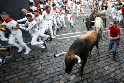 Los toros de la ganadería de Fuente Ymbro, a su paso por la curva de Mercaderes.