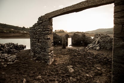 Restos arquitectónicos del poblado inundado en el embalse de Portodemouros.