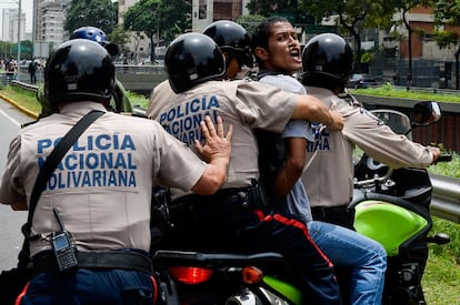 Un hombre es arrestado durante una protesta contra los nuevos poderes de emergencia decretados por el presidente Nicolás Maduro, en Caracas (Venezuela), el 18 de mayo de 2016.