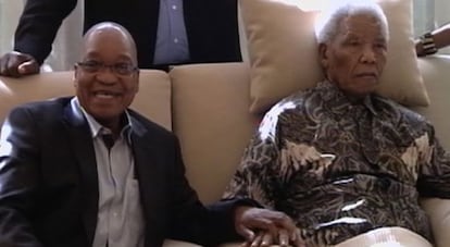 Imagen de Mandela con el presidente Zuma, difundida el pasado 1 de mayo.