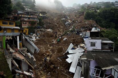 Viviendas destrozadas tras un deslizamiento de tierra en Petrópolis (Brasil). Las inundaciones a gran escala destruyeron cientos de propiedades y se cobraron al menos 34 vidas en la zona.