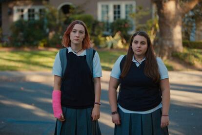 Saoirse Ronan e Beanie Feldstein em uma cena de 'Lady Bird', escrito e dirigido por Greta Gerwig.