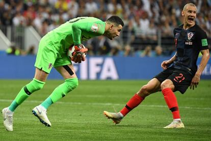 Domagoj Vida celebra la parada de su compañero, Danijel Subasic.