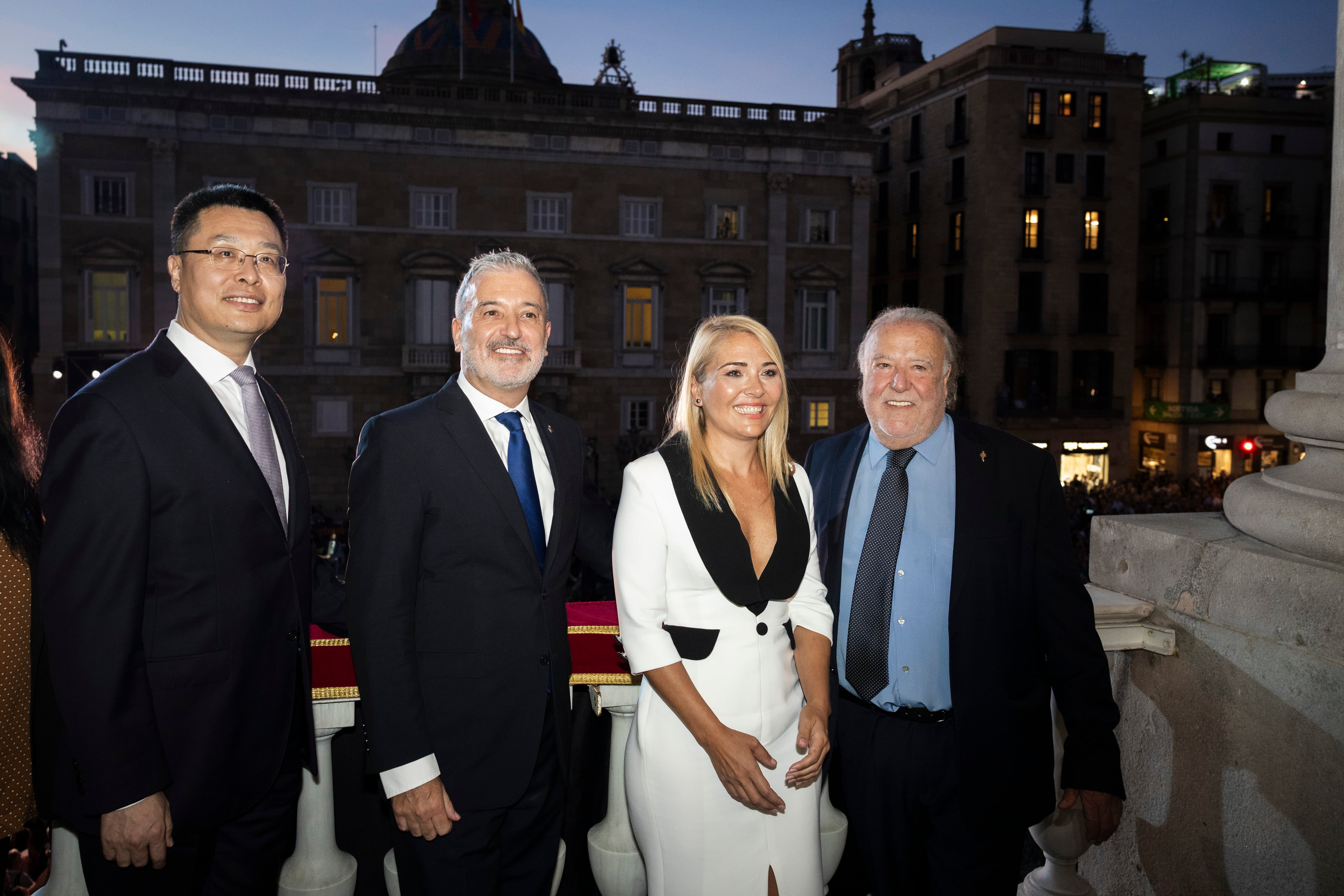 El alcalde de Shanghai, Zhu Zhongming, junto al alcalde de Barcelona Jaume Collboni y los pregoneros de La Mercè, Meritxell y Antoni Falgueras. 