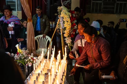 Amigos y familiares en el velorio del Jonathan Alarcón, en Ayacucho, el 21 de diciembre.