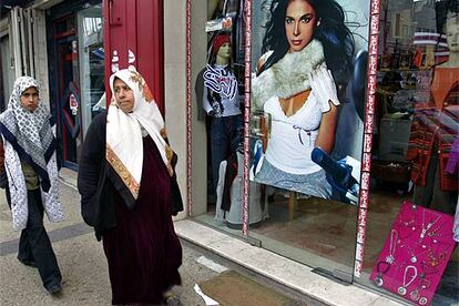 Mujeres palestinas pasan delante de una tienda de ropa en el centro de Ramala.