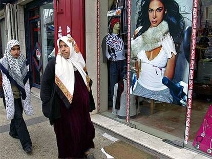 Mujeres palestinas pasan delante de una tienda de ropa en el centro de Ramala.