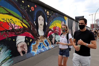 Dos personas pasean por una calle de Berlín.