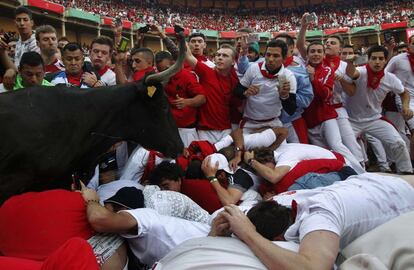 Un astado salta hacia las gradas durante un festejo de los Sanfermines en la plaza de toros de Pamplona.