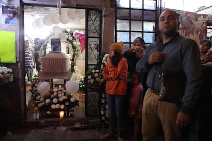 Amigos e familiares acompanham o funeral de Fátima nesta segunda-feira, em Tulyehualco, na Cidade do México.