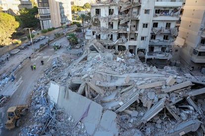 Escombros de un edificio tras un ataque israelí del domingo, este lunes en el sur de Beirut.