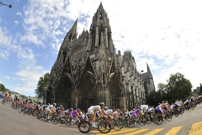 El pelotón, a su paso por la catedral de Ruán.