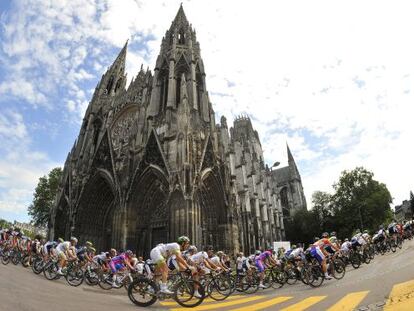 El pelotón, a su paso por la catedral de Ruán.
 