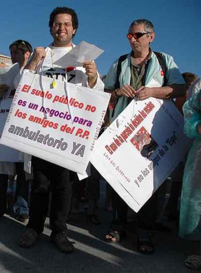 Marcha en protesta por la cesión de suelo público a un centro privado.